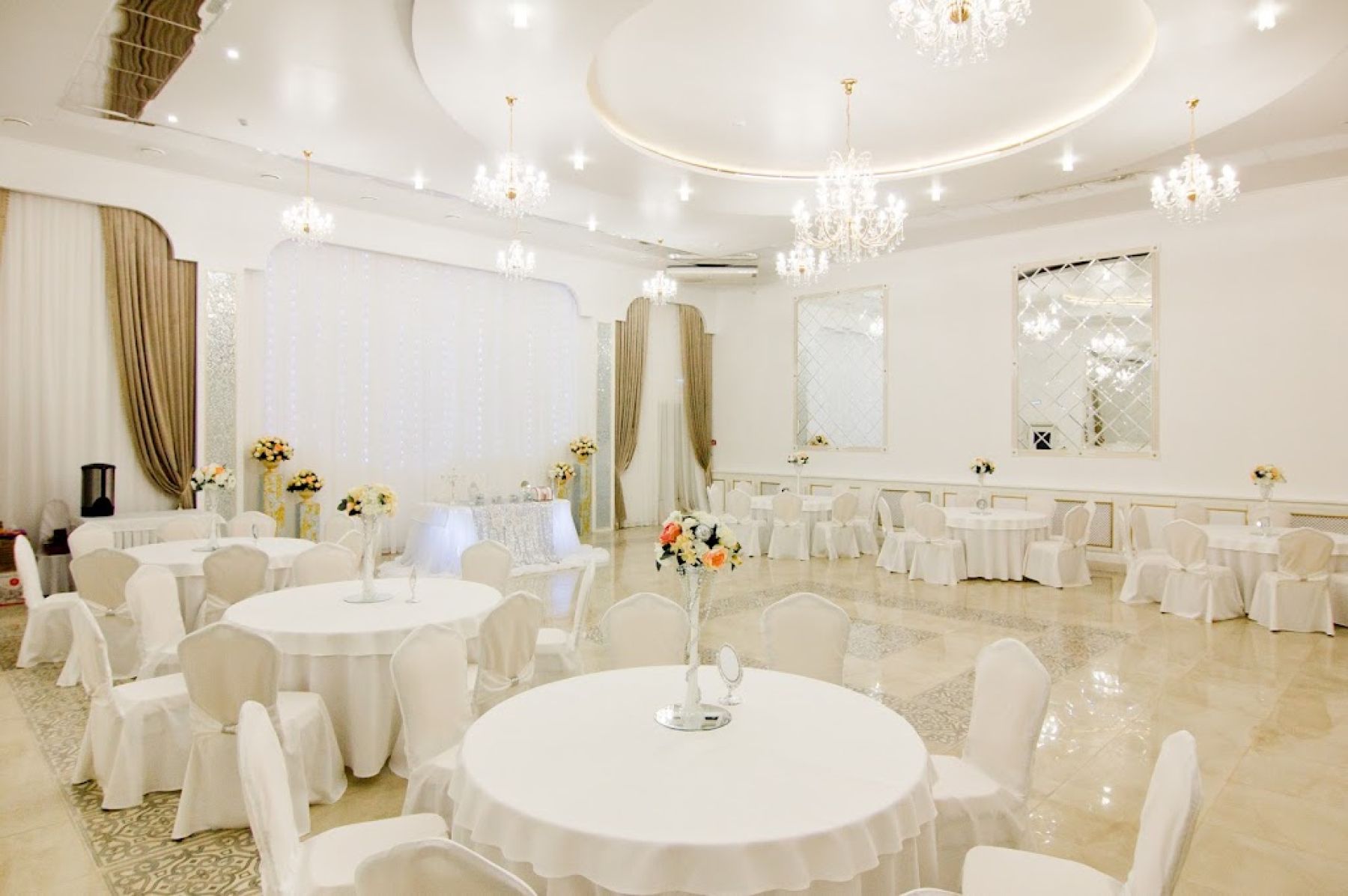Ресторан, банкетный зал «Аренда банкетного зала Версаль в Челябинске» – фото №2