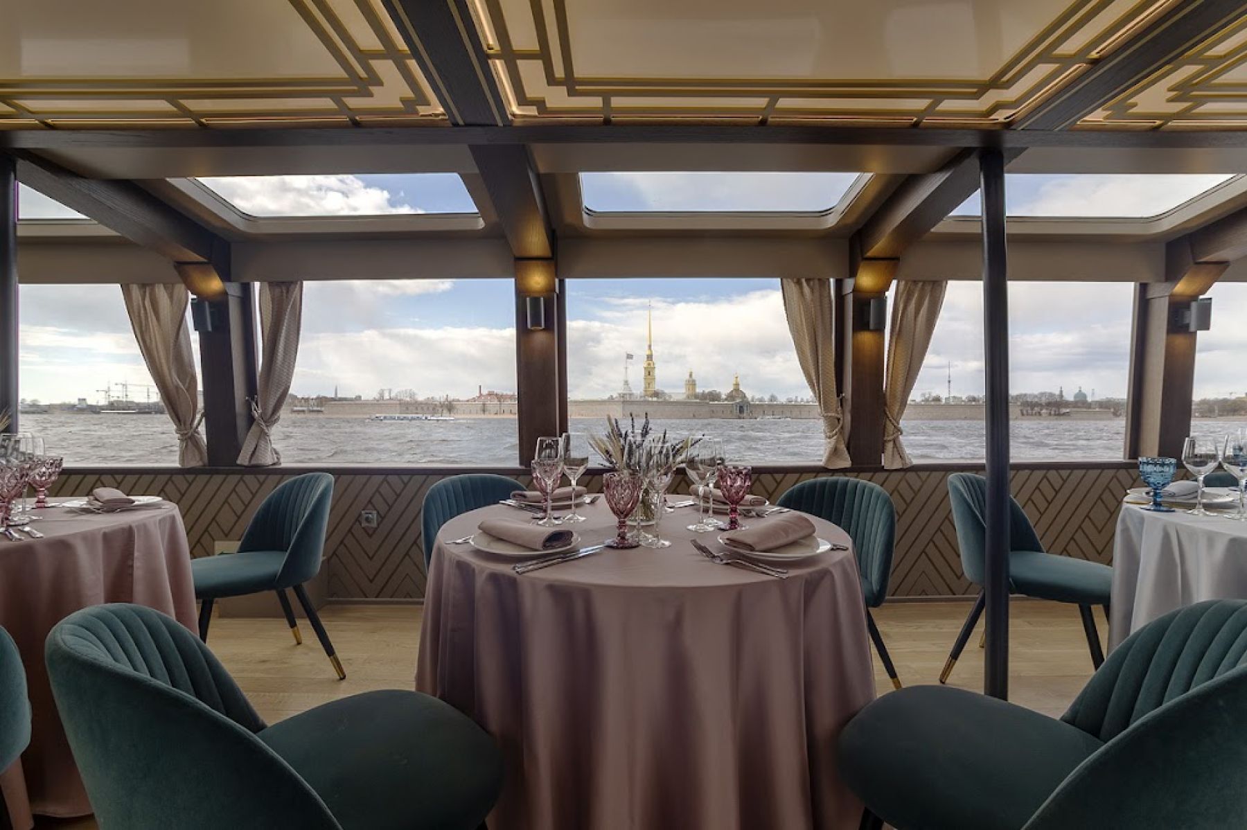 Ресторан, банкетный зал «Аренда теплохода «Амели» в Санкт-Петербурге» – фото №2