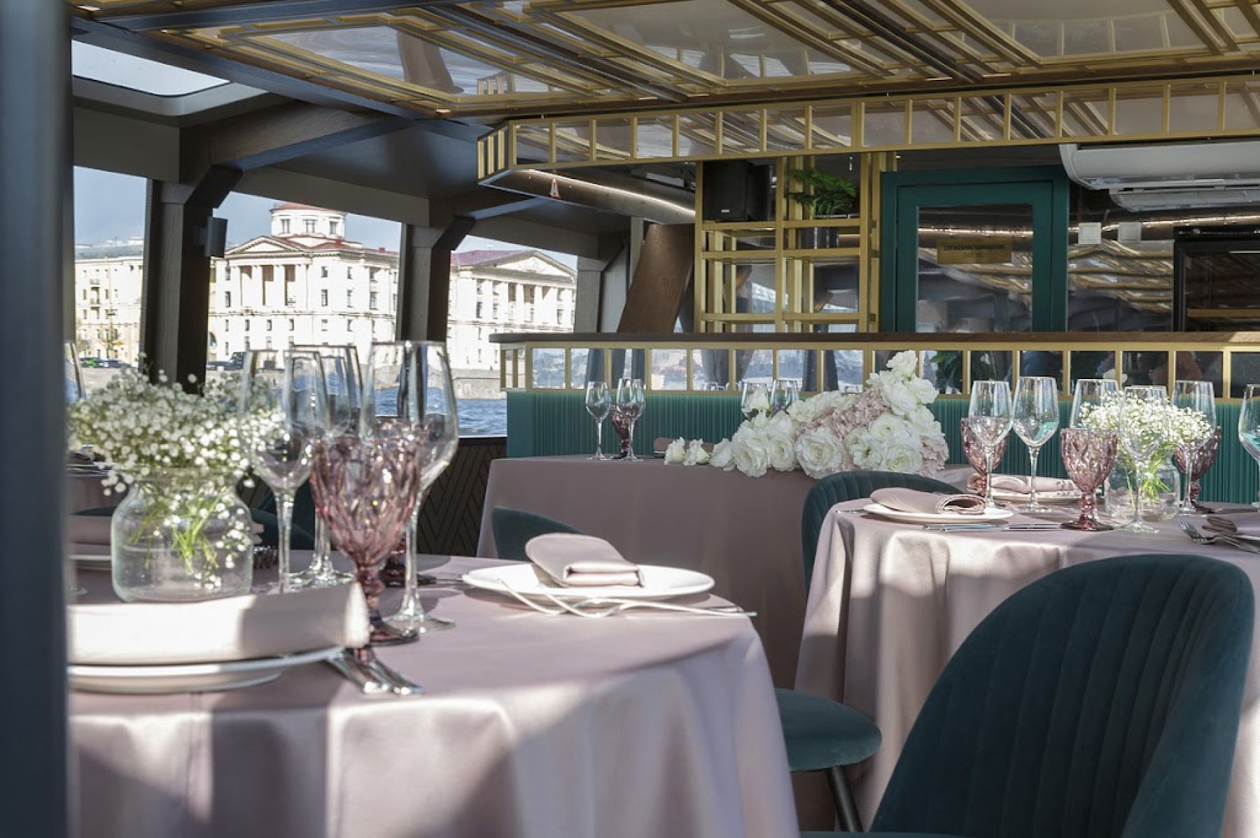 Ресторан, банкетный зал «Аренда теплохода «Амели» в Санкт-Петербурге» – фото №3