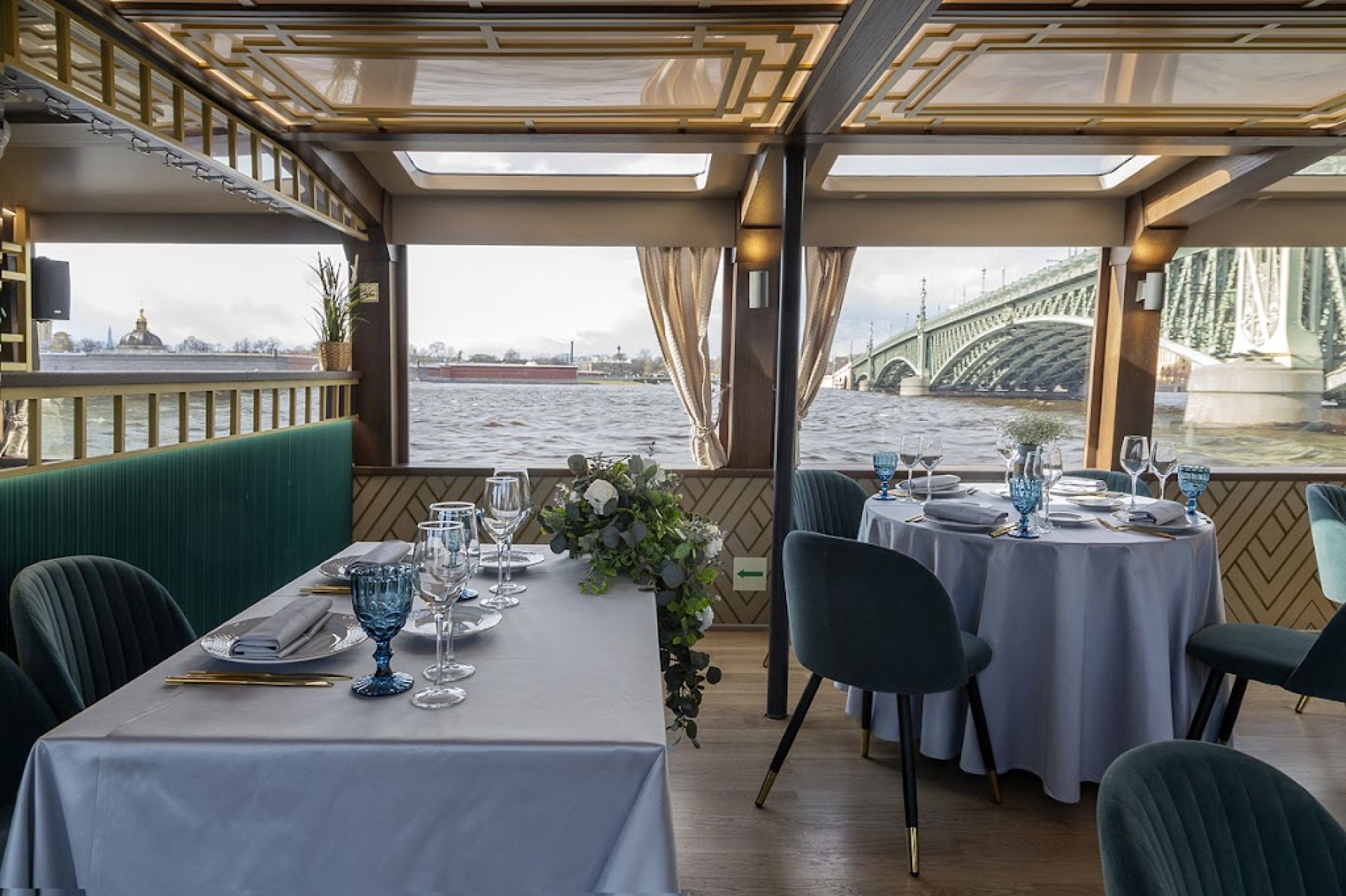 Ресторан, банкетный зал «Аренда теплохода «Амели» в Санкт-Петербурге» – фото №4