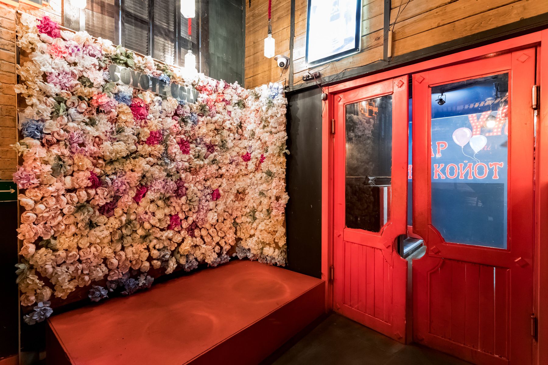 Бар «Coyote ugly» – фото №5