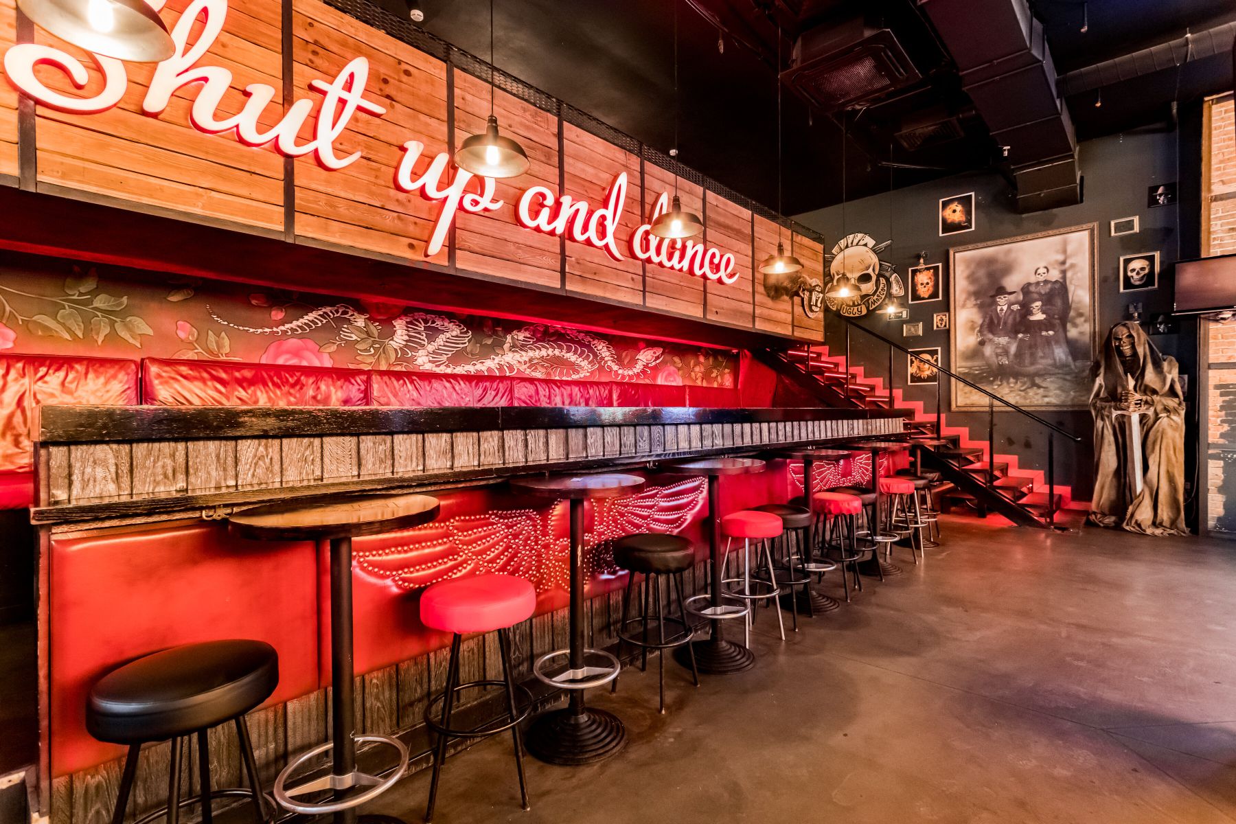 Бар «Coyote ugly» – фото №2