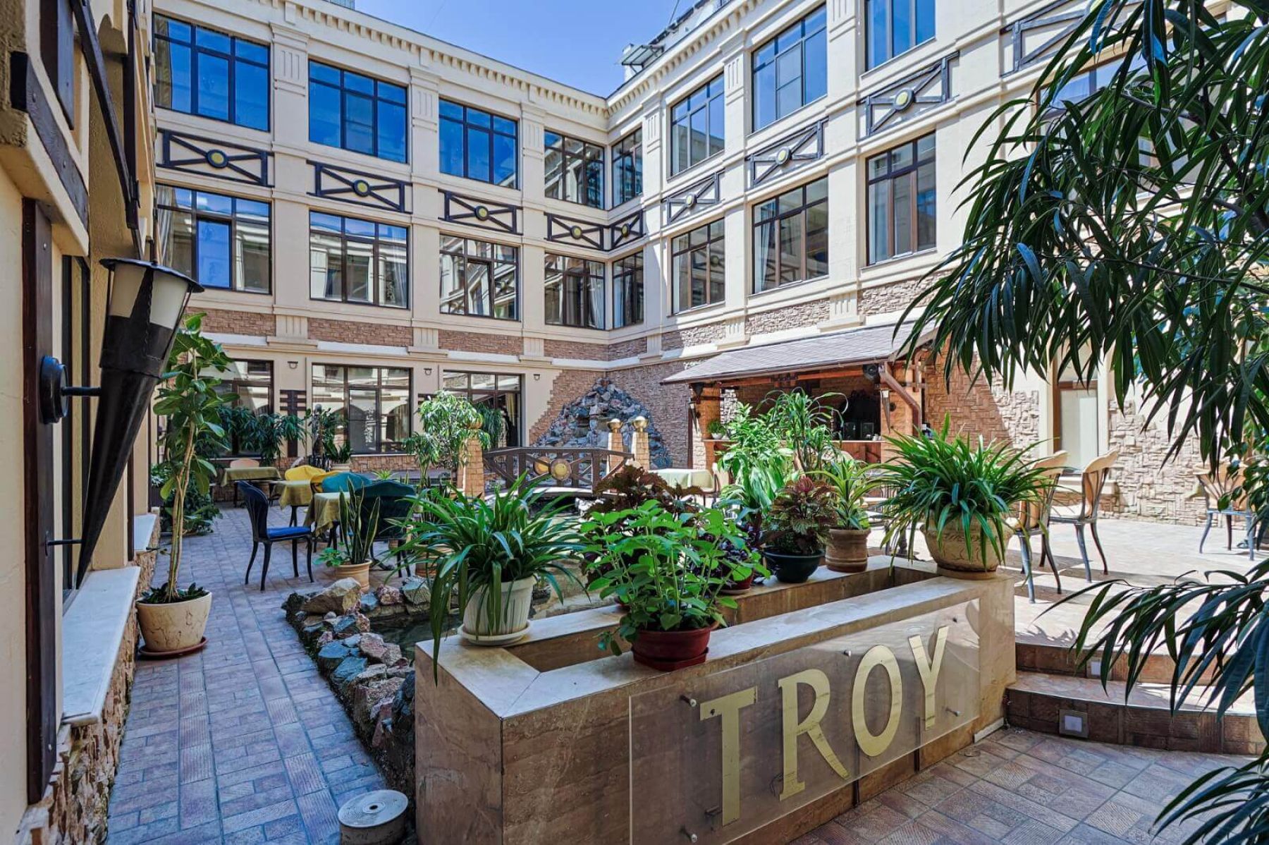 Ресторан, банкетный зал «Аренда ресторана отеля «Троя» в Краснодаре» – фото №2