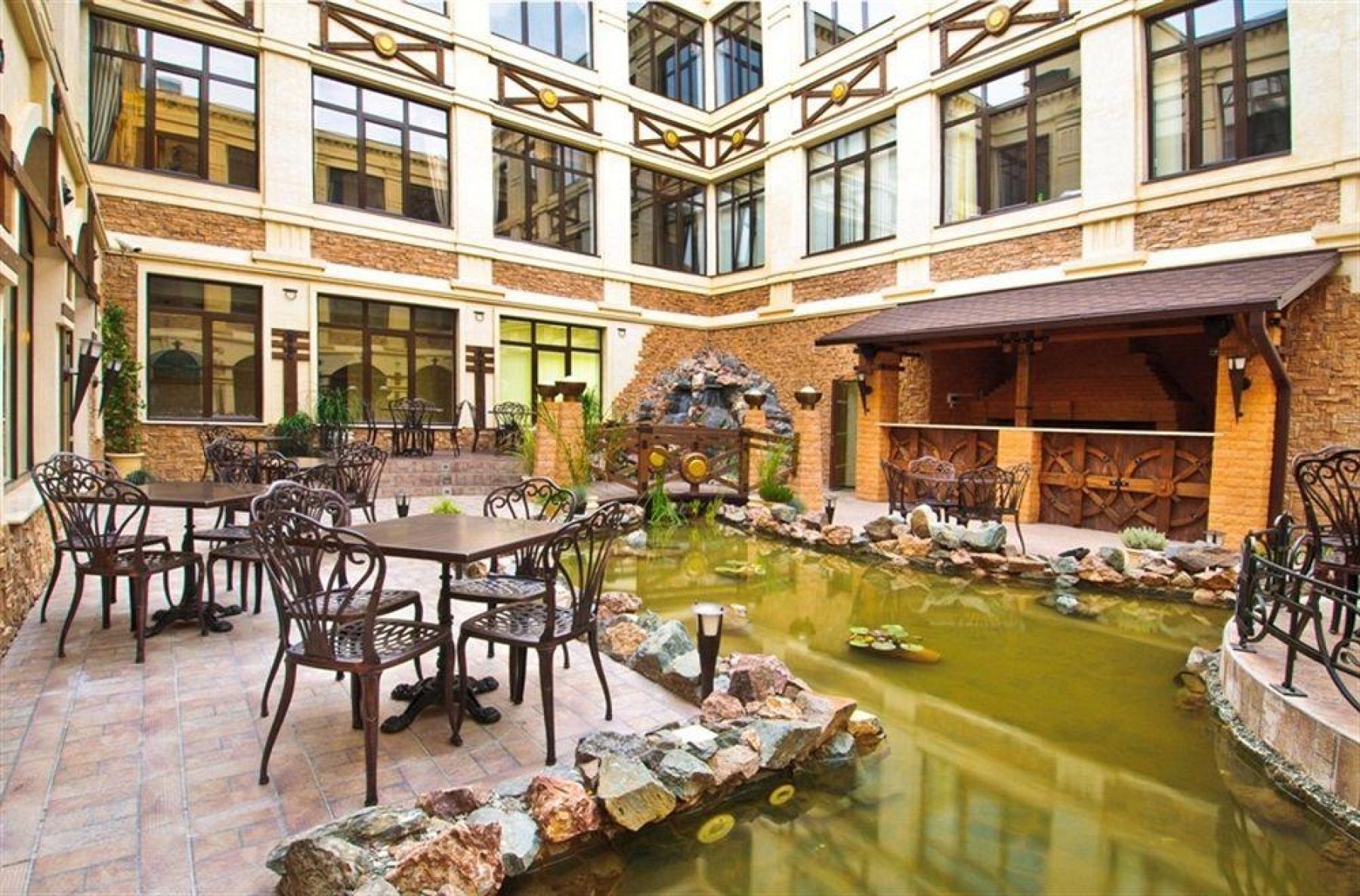 Ресторан, банкетный зал «Аренда ресторана отеля «Троя» в Краснодаре» – фото №3