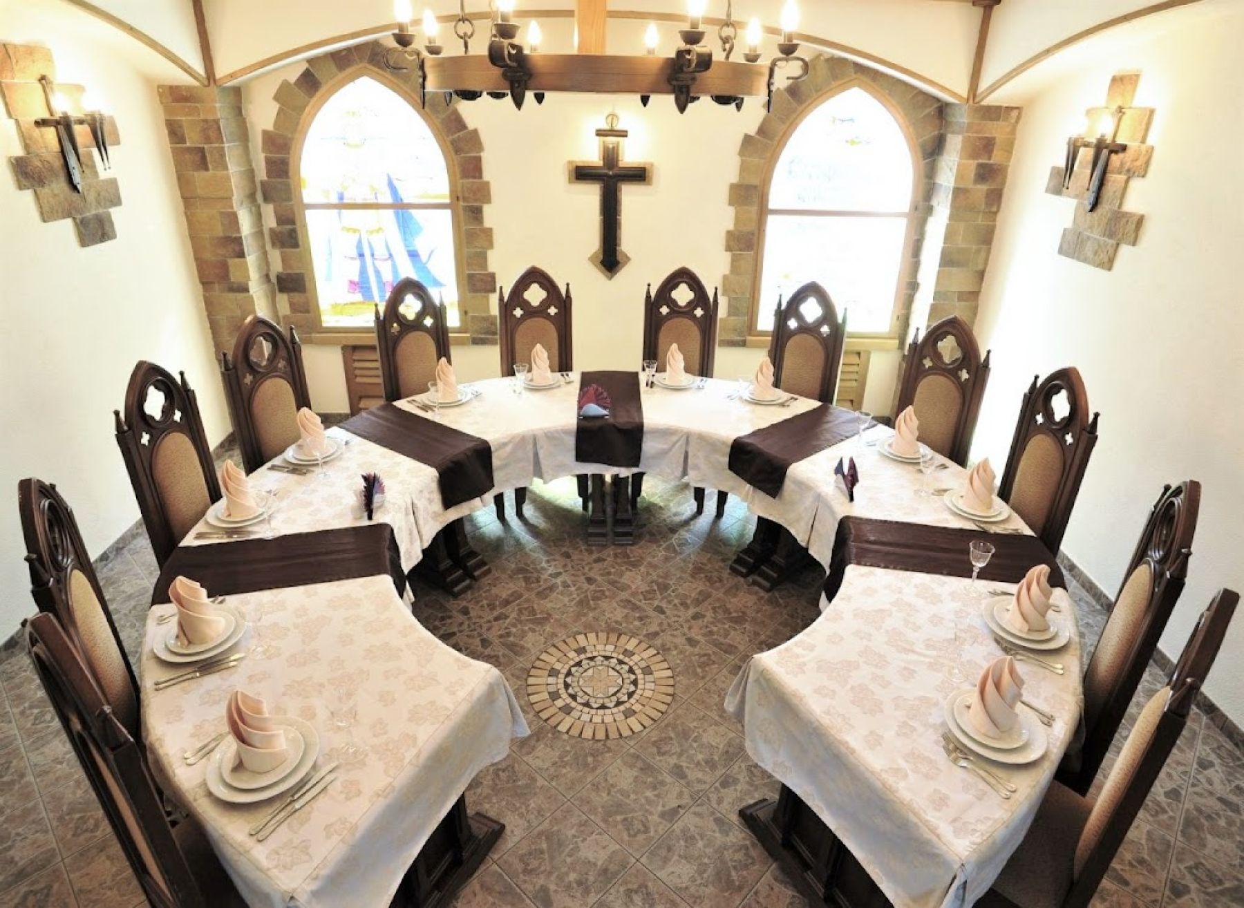 Ресторан, банкетный зал «Аренда ресторана "Камелот" в Омске» – фото №2