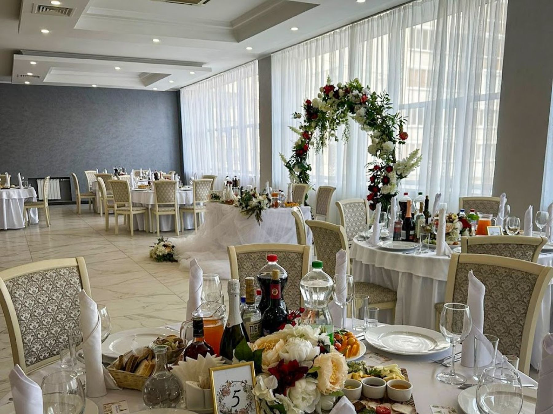 Ресторан, банкетный зал «Аренда ресторана при отеле AMAKS в Воронеже» – фото №4