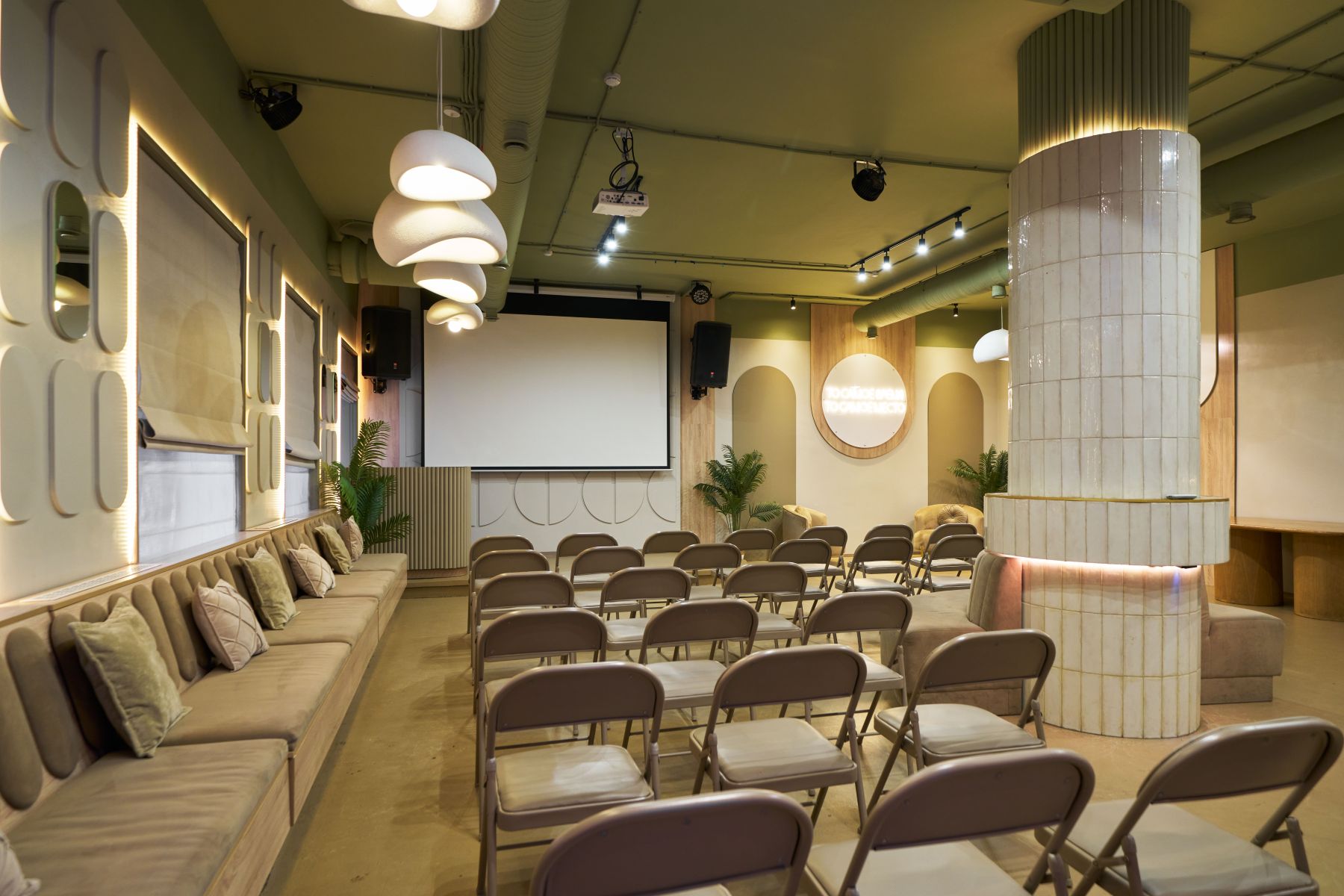 Конференц-зал «Зал «Октябрь» для бизнес-мероприятий в центре Москвы» – фото №2