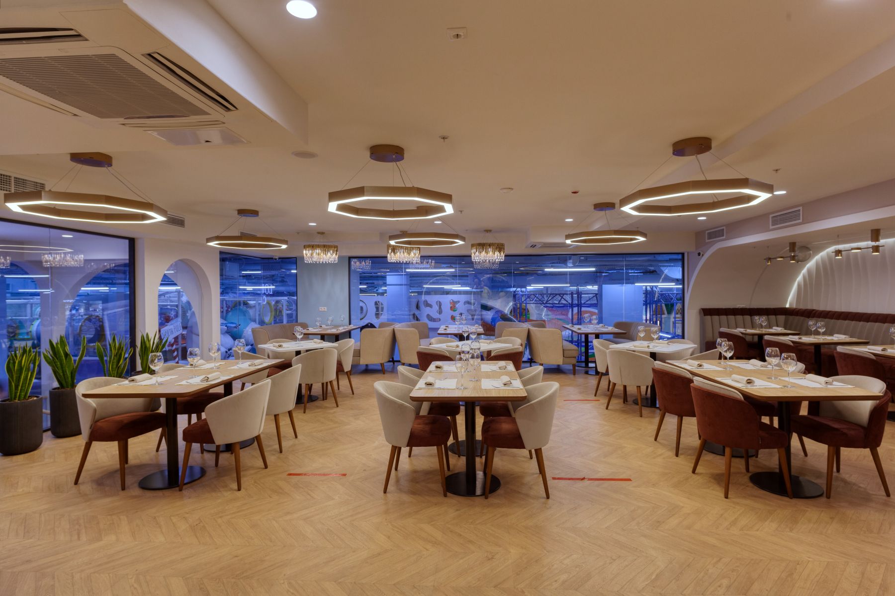 Ресторан, банкетный зал «Парк развлечений TeikaBoom с рестораном и банкетными залами в ТЦ Метрополис» – фото №5